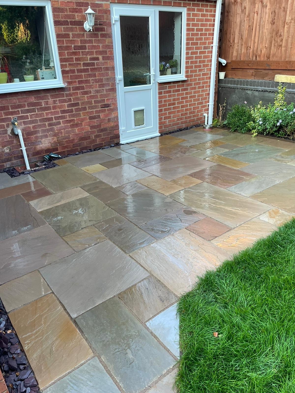New patio paving landscaped by Landywood