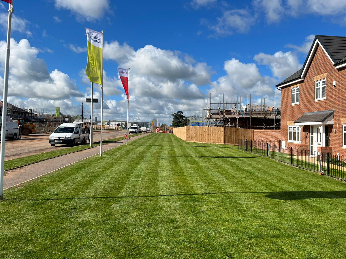 Commercial grounds maintenance by Landywood